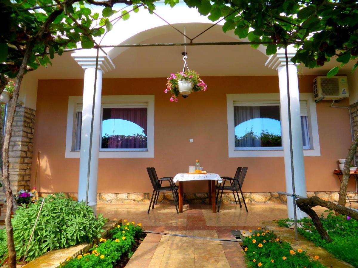 Beach Apartments Roza - The Garden Apartment Biograd Na Moru Esterno foto