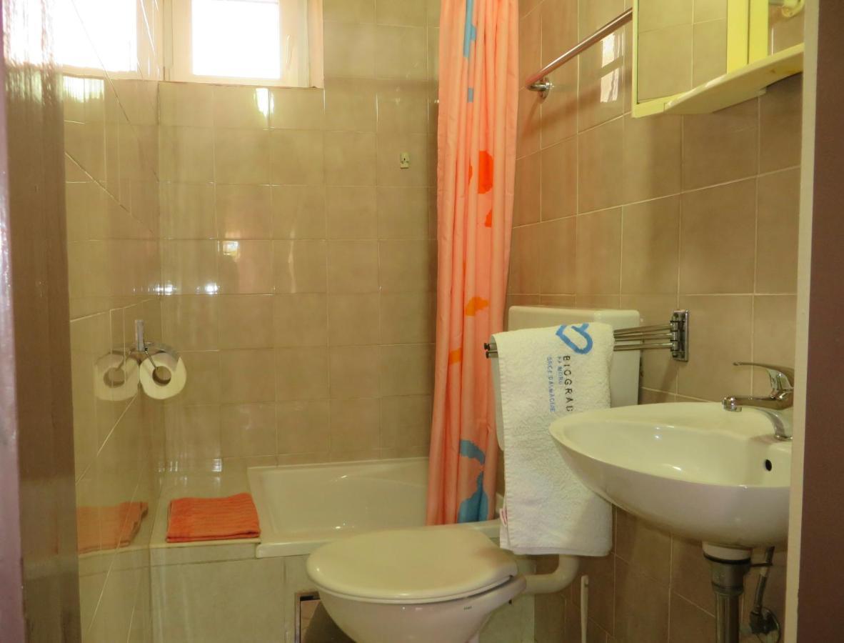 Beach Apartments Roza - The Garden Apartment Biograd Na Moru Esterno foto