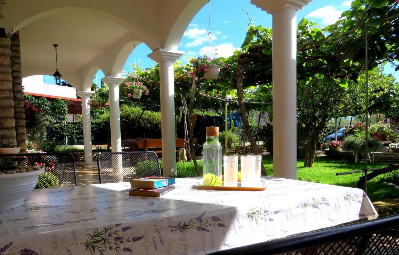 Beach Apartments Roza - The Garden Apartment Biograd Na Moru Esterno foto