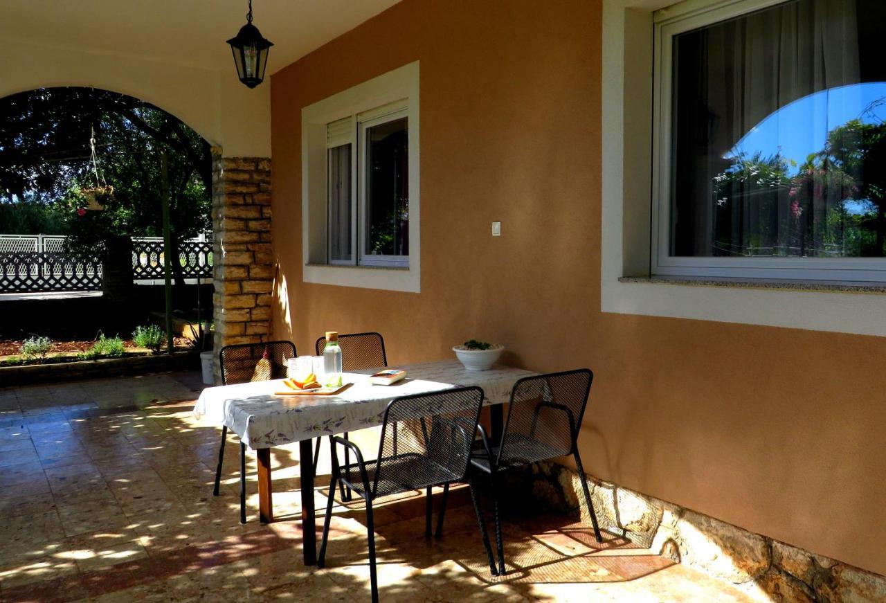 Beach Apartments Roza - The Garden Apartment Biograd Na Moru Esterno foto