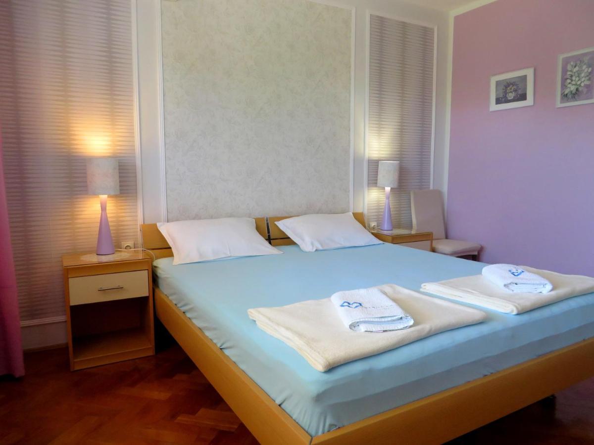 Beach Apartments Roza - The Garden Apartment Biograd Na Moru Esterno foto