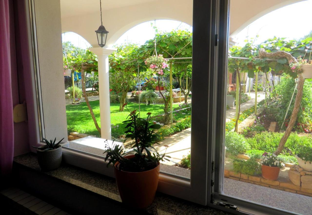 Beach Apartments Roza - The Garden Apartment Biograd Na Moru Esterno foto