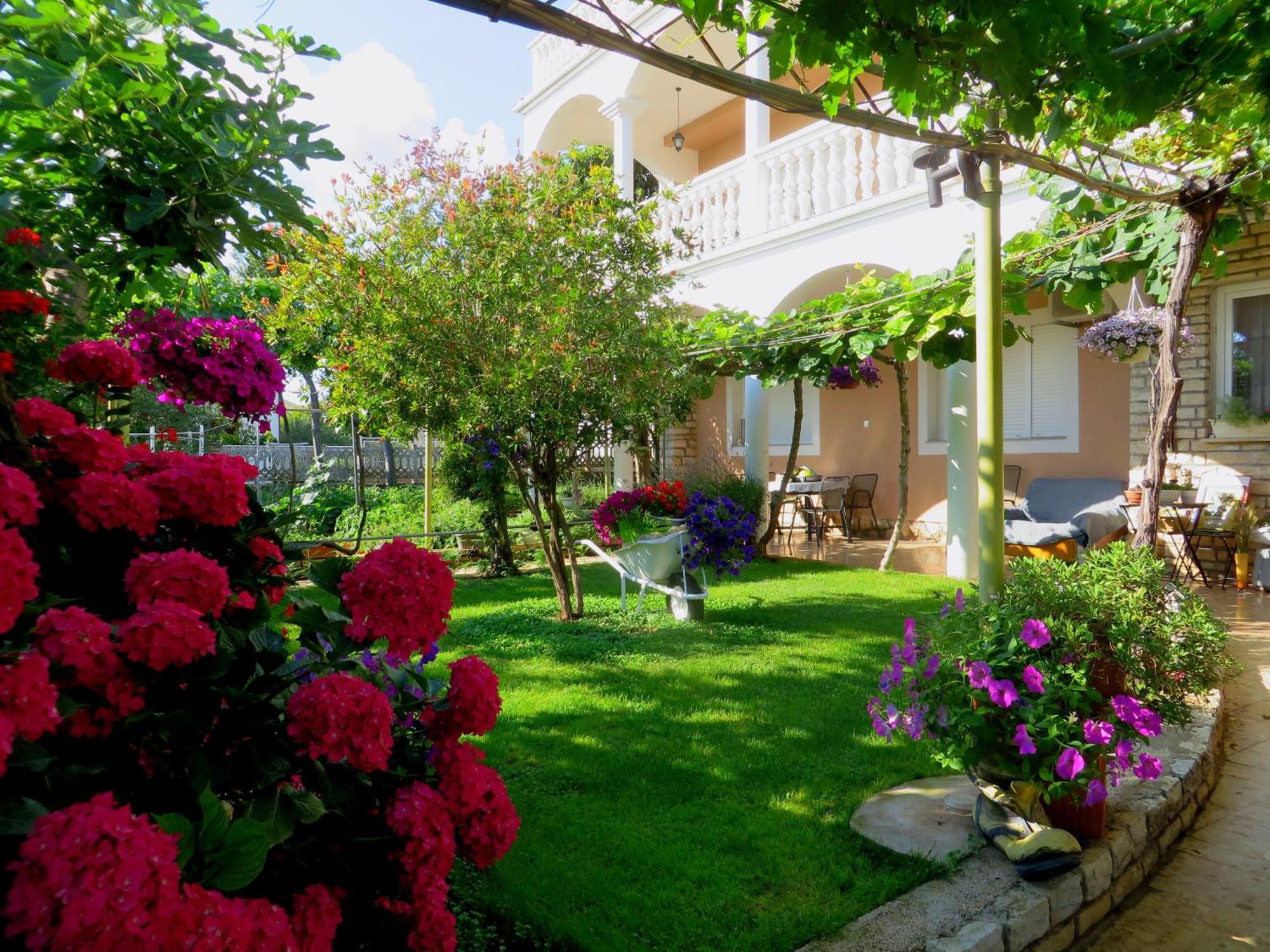 Beach Apartments Roza - The Garden Apartment Biograd Na Moru Esterno foto